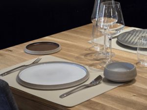 visuel assiette couverts et verres restaurant Le Saint Amour